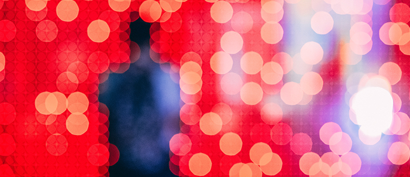 Image floue avec des lumières rouges