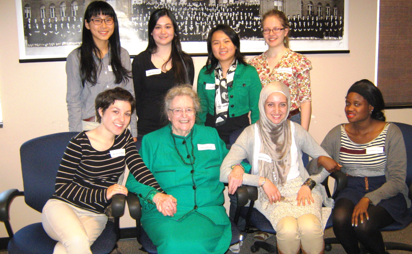 Mary Marsh avec Jade Cera Guy et d'autres personnes lauréates en 2012. 