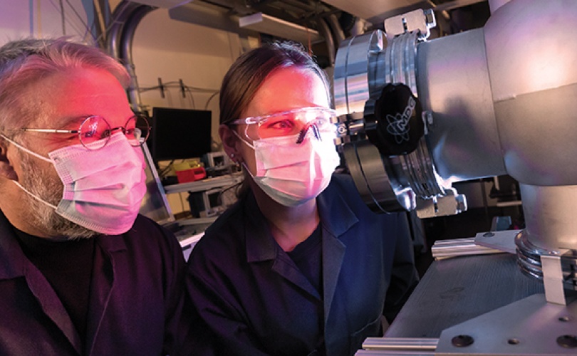 Le professeur Sylvain Coulombe et Lynn Hein examinent un système de plasma à basse pression