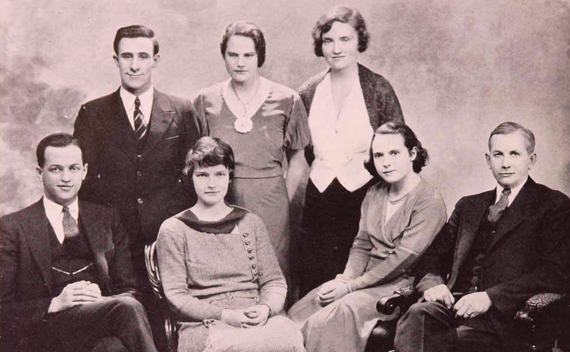  Mary H. Brown, MA’33, première rangée, deuxième en partant de la gauche, en 1933.