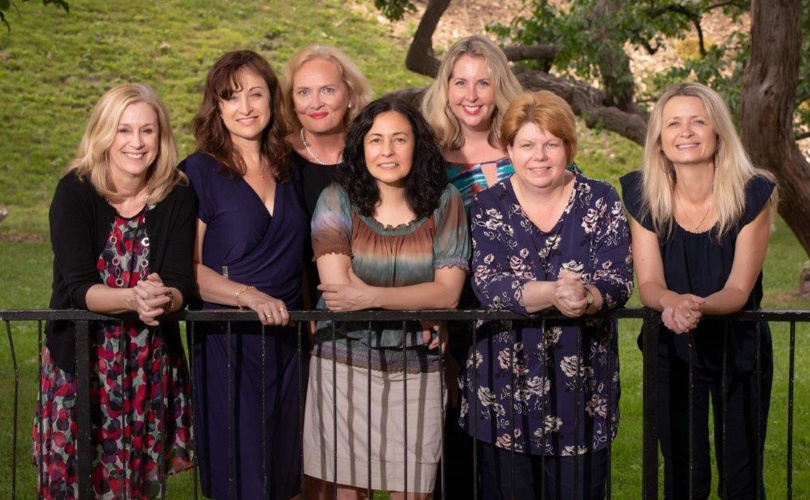 Susan Reid, à gauche, avec des membres de l'équipe des legs et dons planifiés de McGill.