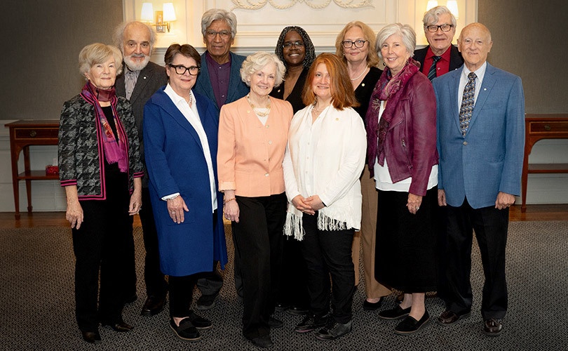 Un groupe de personnes posant pour une photo