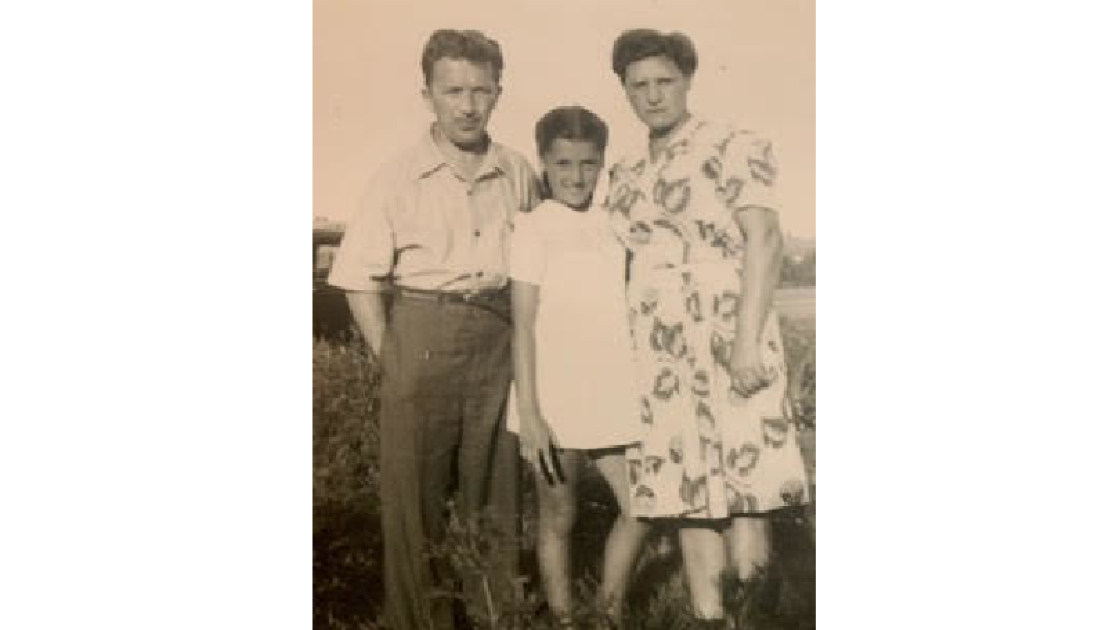 Young Hannah Frankel with her parents