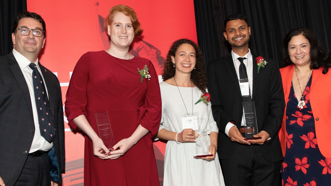 Président de l’Association des diplômés de McGill, Luciano D’Iorio, et présidente sortante immédiate, Inez Jabalpurwala, en compagnie des gagnants du prix James G. Wright : Florence Ashley, Jessica Farber et Sanchit Gupta