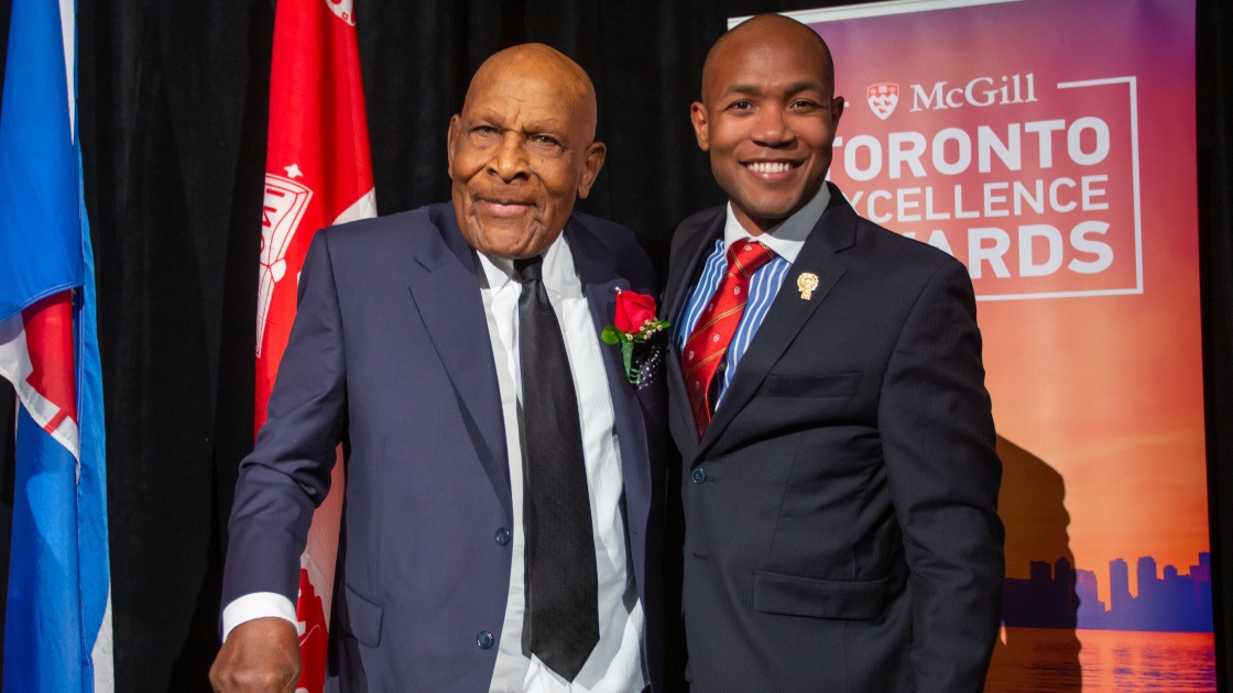 Lauréat du Prix de reconnaissance d’un leader distingué, B. Denham Jolly avec l’hôte Dave D’Oyen